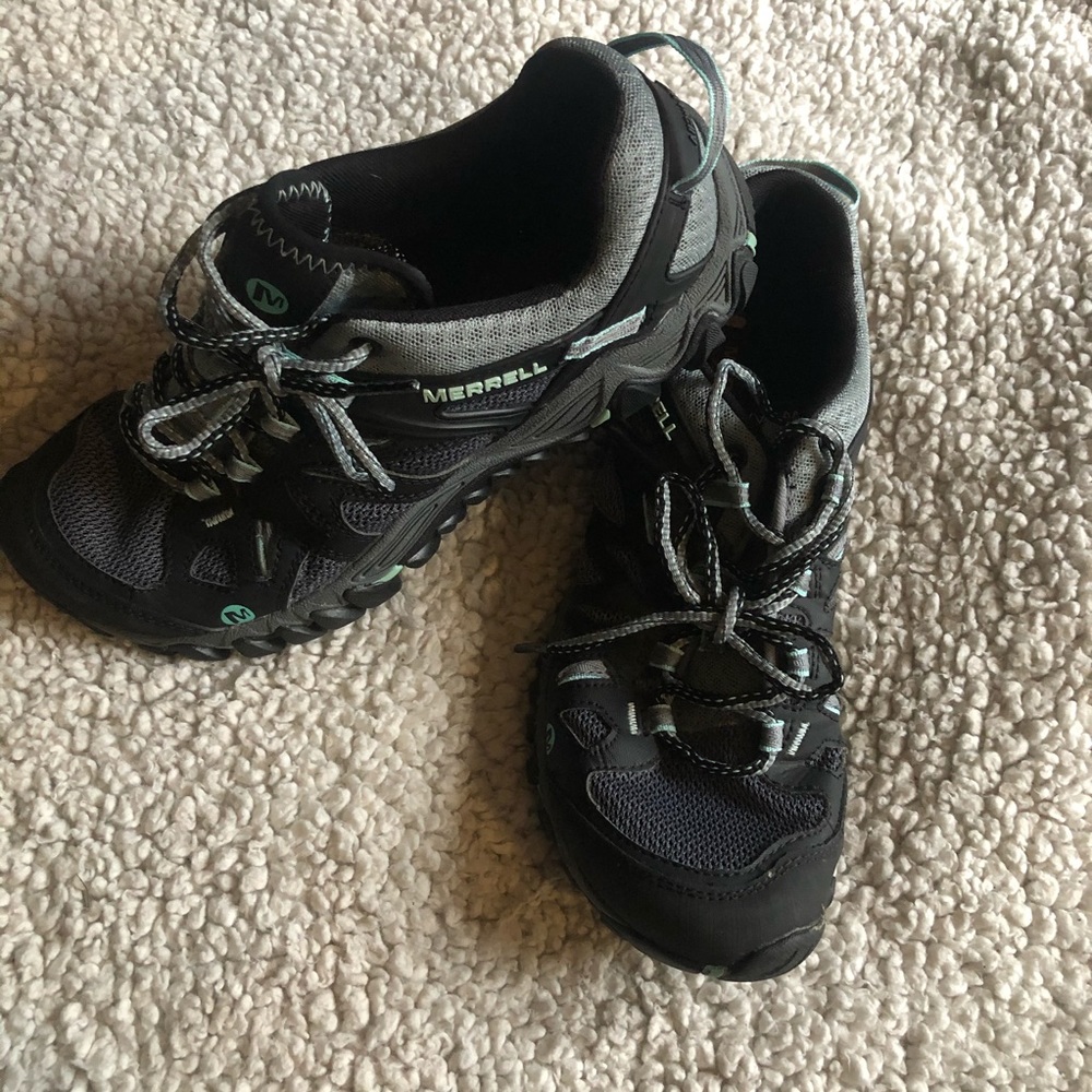 Athletic shoes